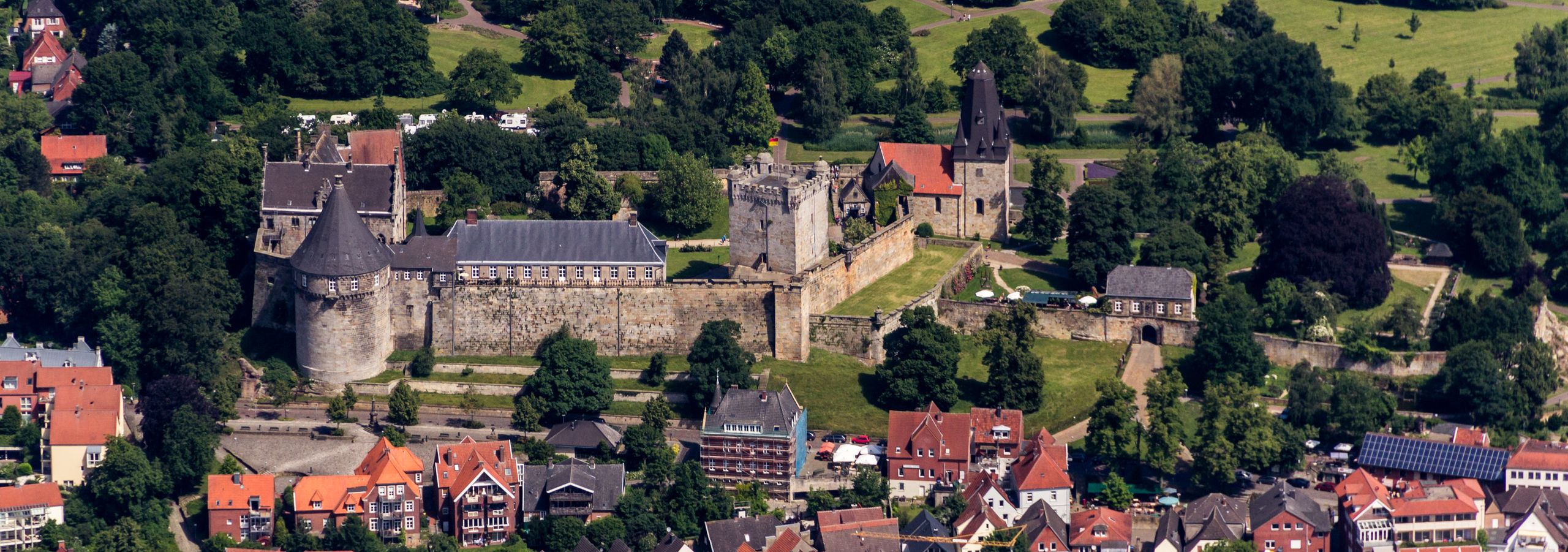 Luftbild der Burg Bentheim über den Dächern von Bad Bentheim